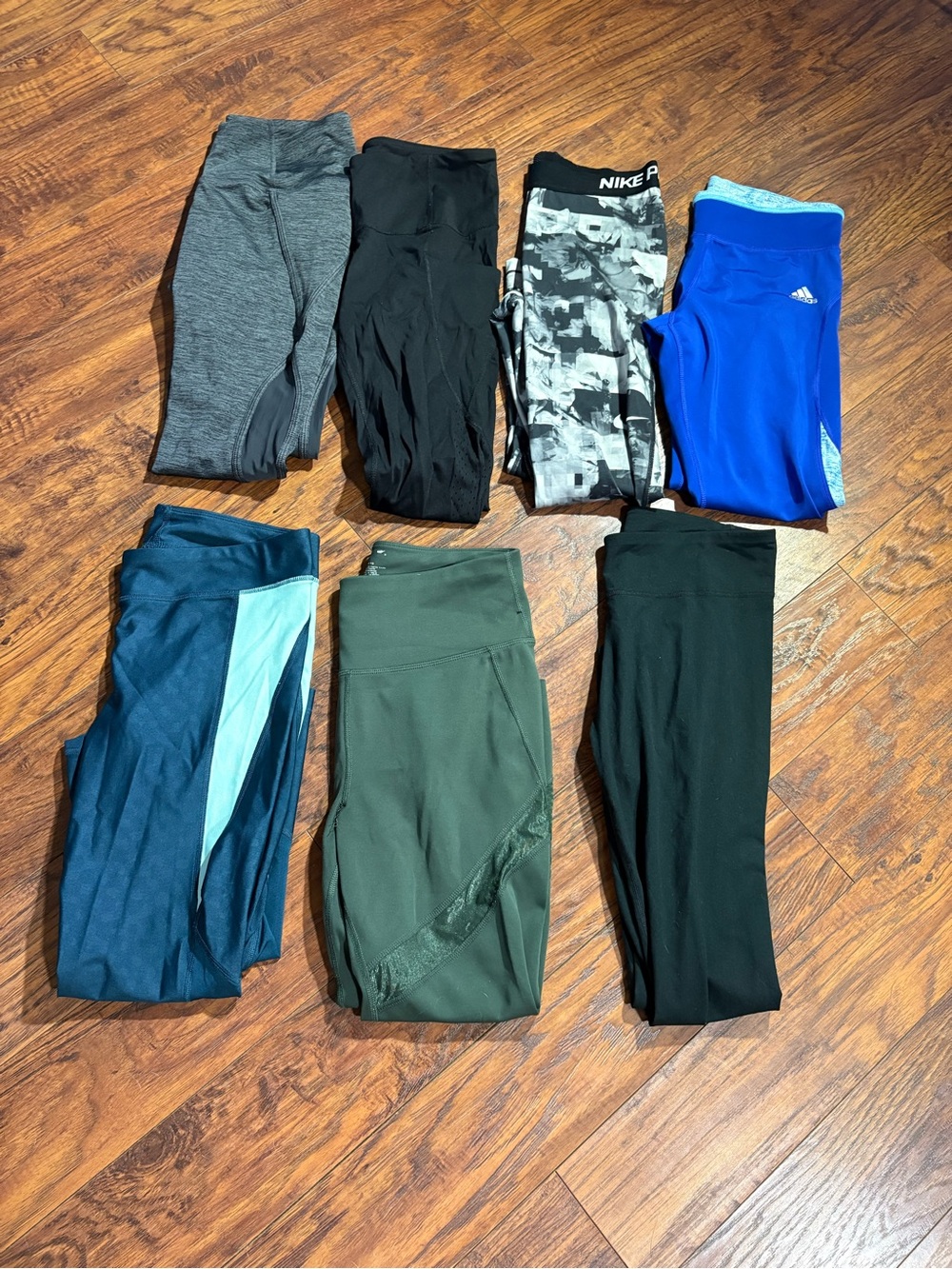 7 pairs of women’s size M athletic leggings